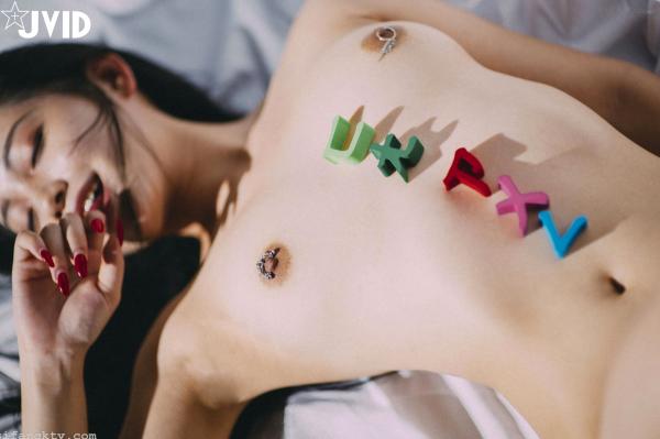 夏暮光 Sun咩咩  JVID-夏暮光《老師-教教我好嗎》月刊写真23：绝美身材与个性纹身，艺术光影下的诱惑教师角色扮演，大尺度私房写真集第15张图片