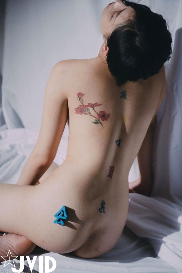 夏暮光 Sun咩咩  JVID-夏暮光《老師-教教我好嗎》月刊写真23：绝美身材与个性纹身，艺术光影下的诱惑教师角色扮演，大尺度私房写真集第16张图片