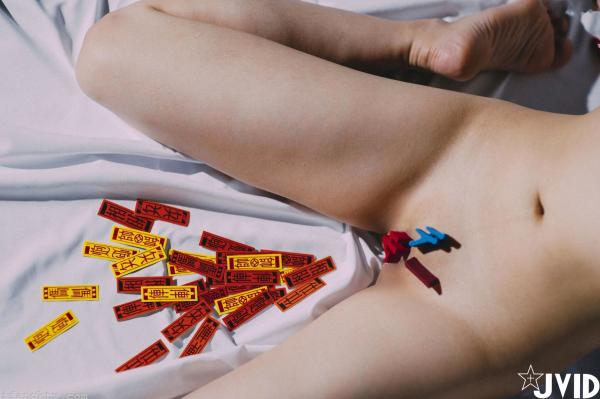 夏暮光 Sun咩咩  JVID-夏暮光《老師-教教我好嗎》月刊写真23：绝美身材与个性纹身，艺术光影下的诱惑教师角色扮演，大尺度私房写真集第20张图片