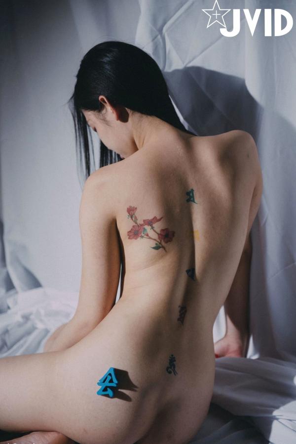 夏暮光 Sun咩咩  JVID-夏暮光《老師-教教我好嗎》月刊写真23：绝美身材与个性纹身，艺术光影下的诱惑教师角色扮演，大尺度私房写真集第27张图片