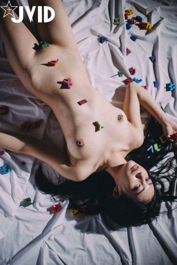 夏暮光 Sun咩咩  JVID-夏暮光《老師-教教我好嗎》月刊写真23：绝美身材与个性纹身，艺术光影下的诱惑教师角色扮演，大尺度私房写真集第28张图片