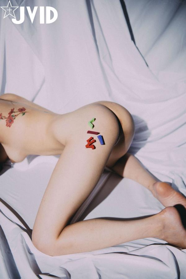 夏暮光 Sun咩咩  JVID-夏暮光《老師-教教我好嗎》月刊写真23：绝美身材与个性纹身，艺术光影下的诱惑教师角色扮演，大尺度私房写真集第34张图片
