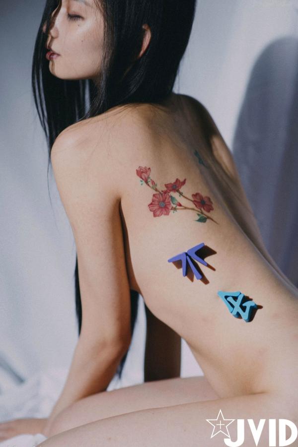 夏暮光 Sun咩咩  JVID-夏暮光《老師-教教我好嗎》月刊写真23：绝美身材与个性纹身，艺术光影下的诱惑教师角色扮演，大尺度私房写真集第37张图片