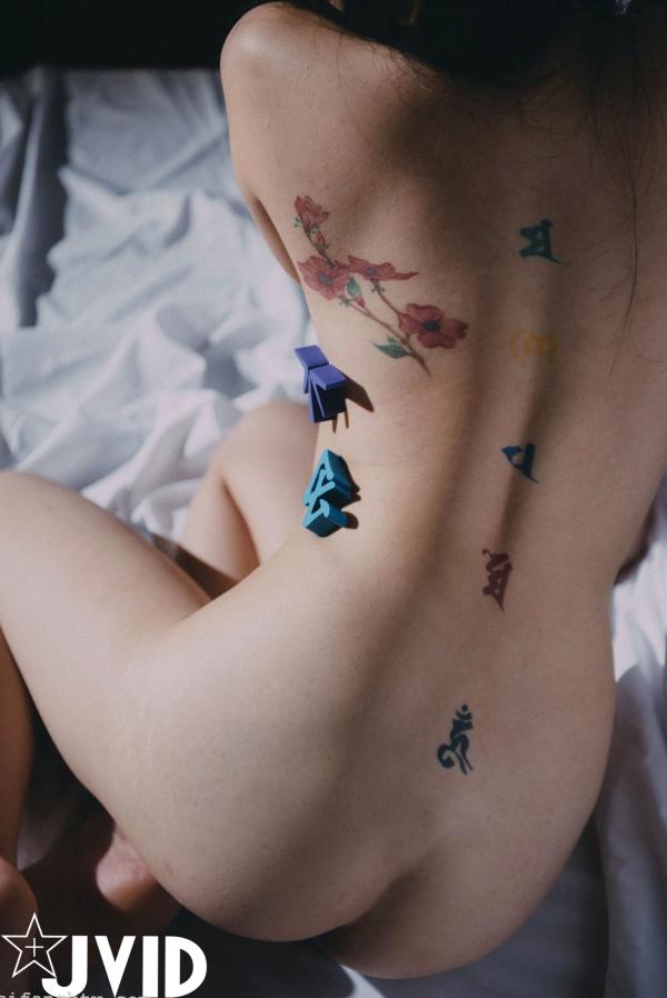 夏暮光 Sun咩咩  JVID-夏暮光《老師-教教我好嗎》月刊写真23：绝美身材与个性纹身，艺术光影下的诱惑教师角色扮演，大尺度私房写真集第54张图片