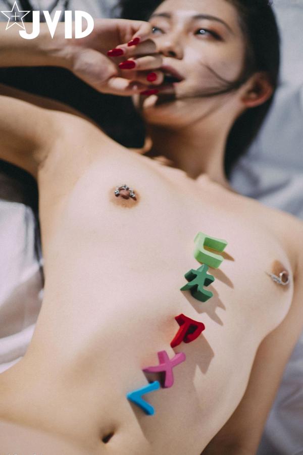 夏暮光 Sun咩咩  JVID-夏暮光《老師-教教我好嗎》月刊写真23：绝美身材与个性纹身，艺术光影下的诱惑教师角色扮演，大尺度私房写真集第59张图片