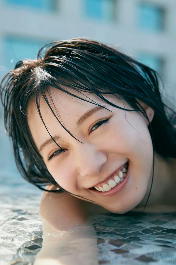 横野すみれ  横野すみれ《続?No One》性感写真：街拍清新与泳池湿身内衣秀第24张图片