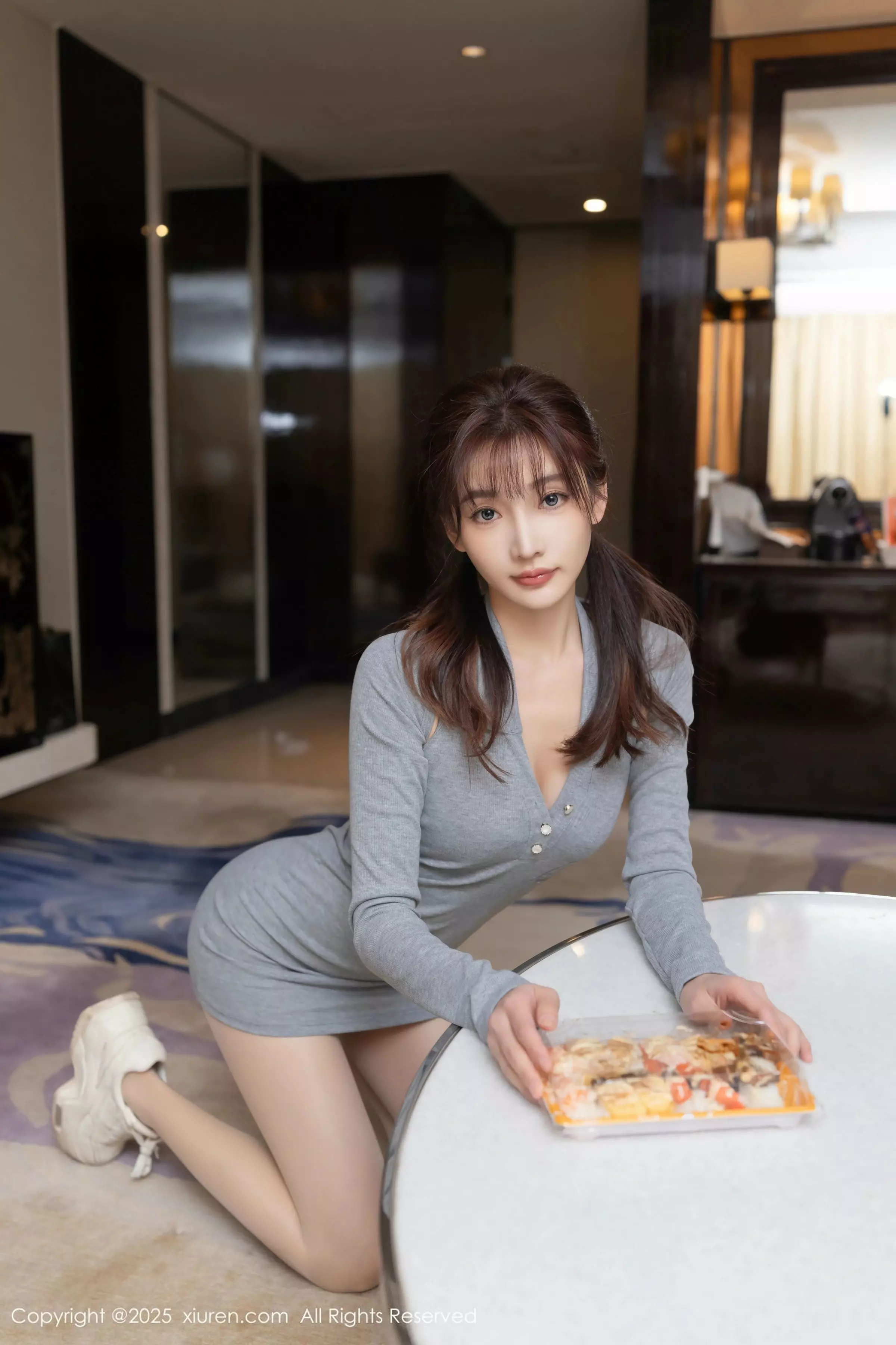 陆萱萱  [XiuRen]高清写真图 2025.03.20 No.10049 陆萱萱 灰色连衣短裙第10张图片