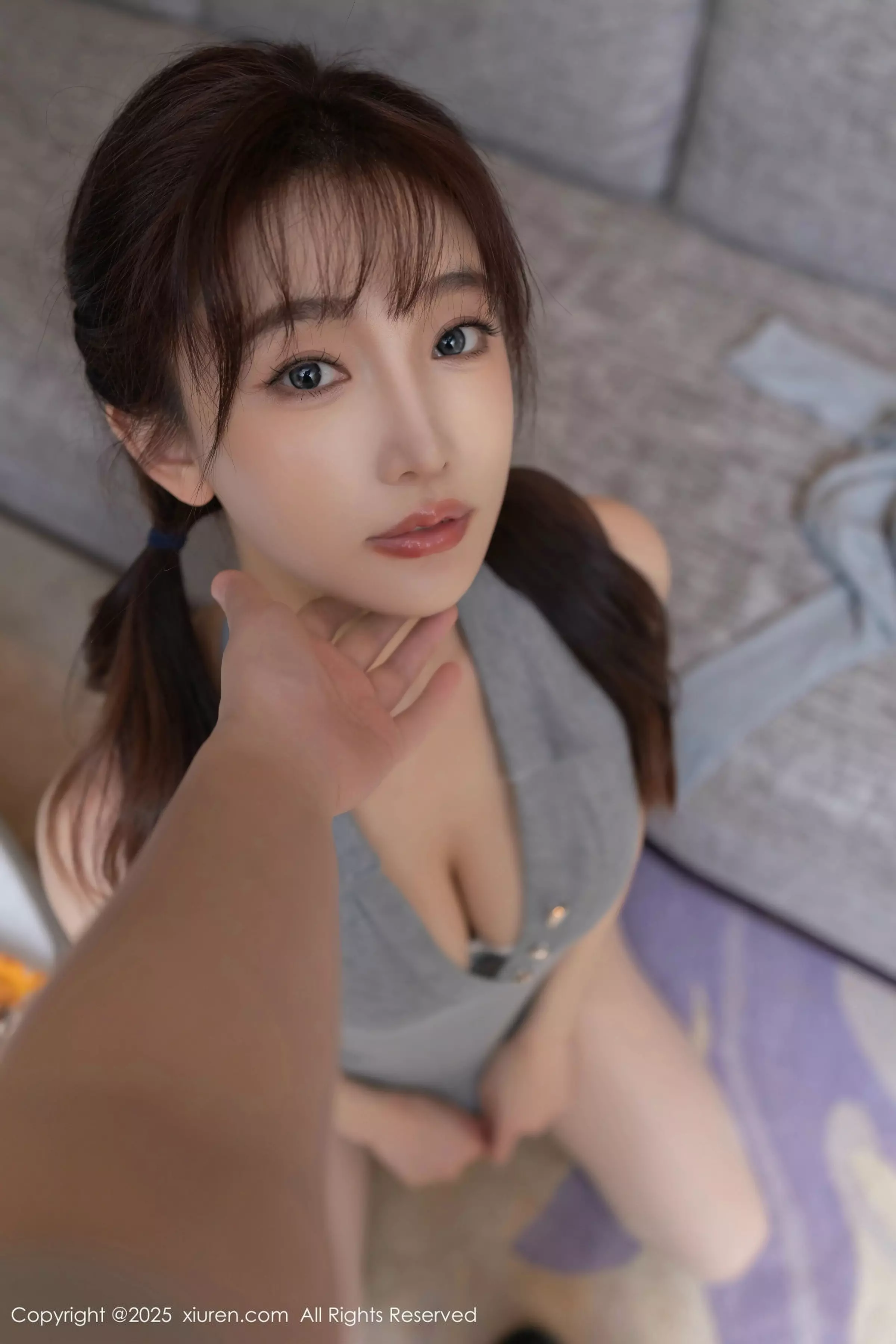 陆萱萱  [XiuRen]高清写真图 2025.03.20 No.10049 陆萱萱 灰色连衣短裙第23张图片