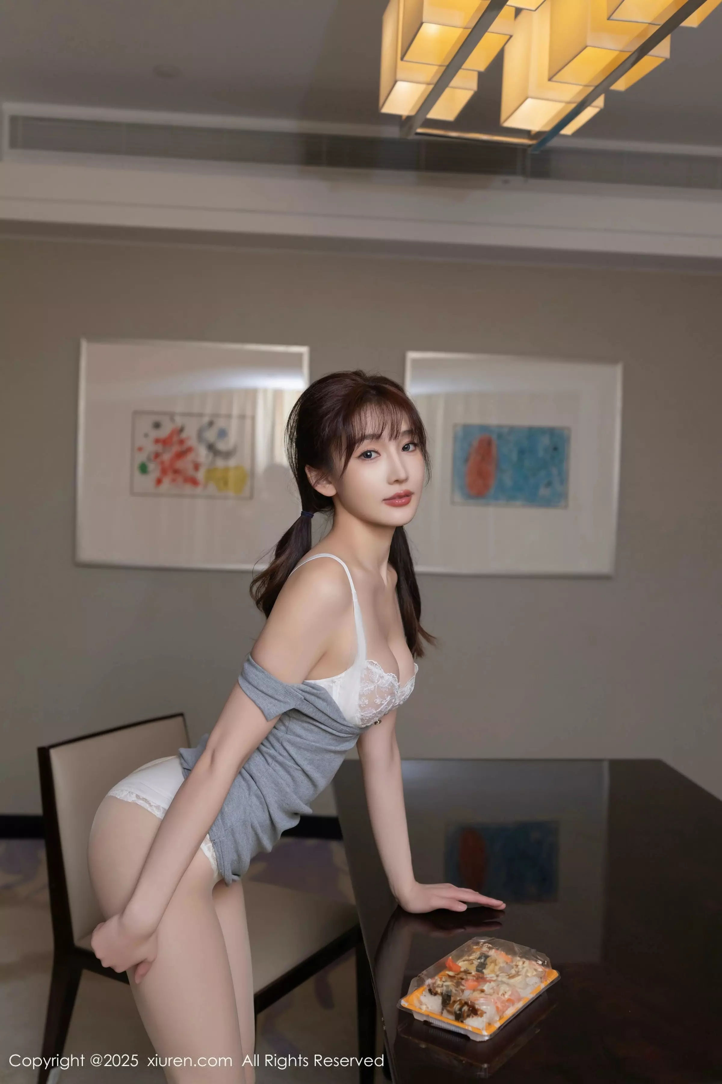 陆萱萱  [XiuRen]高清写真图 2025.03.20 No.10049 陆萱萱 灰色连衣短裙第32张图片