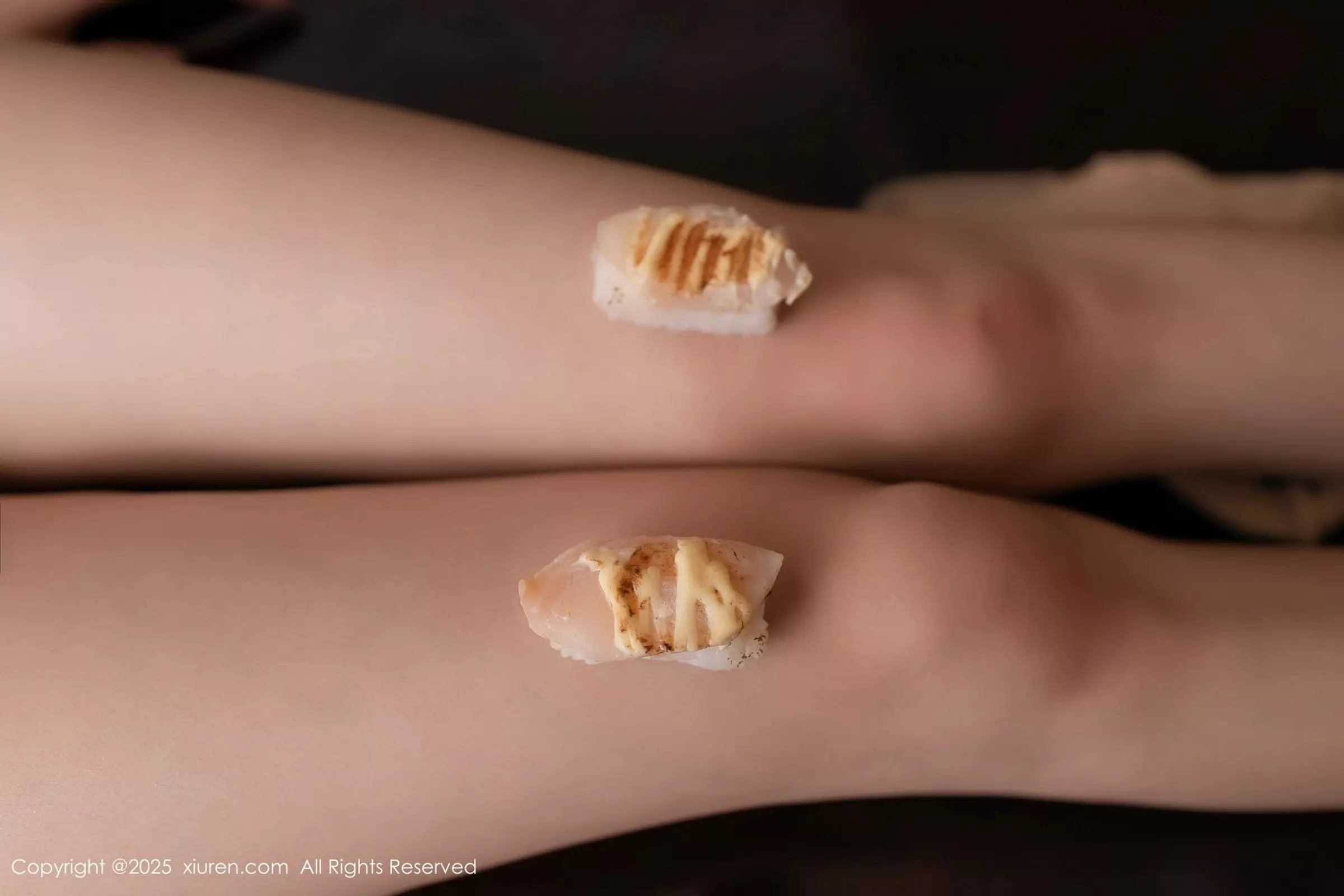 陆萱萱  [XiuRen]高清写真图 2025.03.20 No.10049 陆萱萱 灰色连衣短裙第75张图片