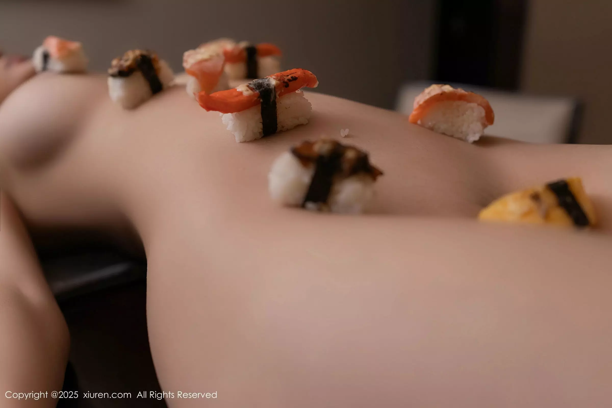 陆萱萱  [XiuRen]高清写真图 2025.03.20 No.10049 陆萱萱 灰色连衣短裙第76张图片