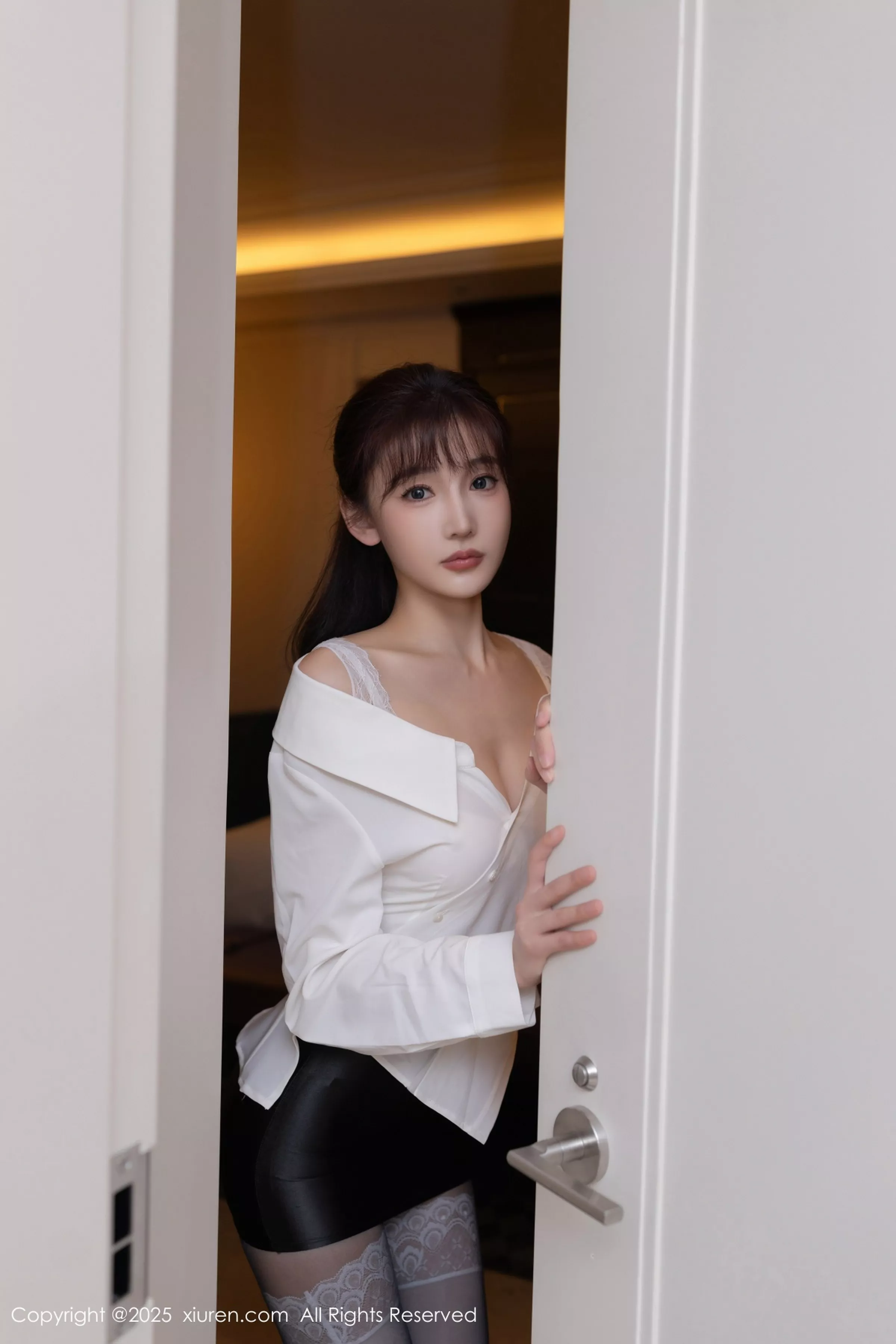 陆萱萱  [XiuRen]高清写真图 2025.04.17 No.10166 陆萱萱 白色衬衫第12张图片