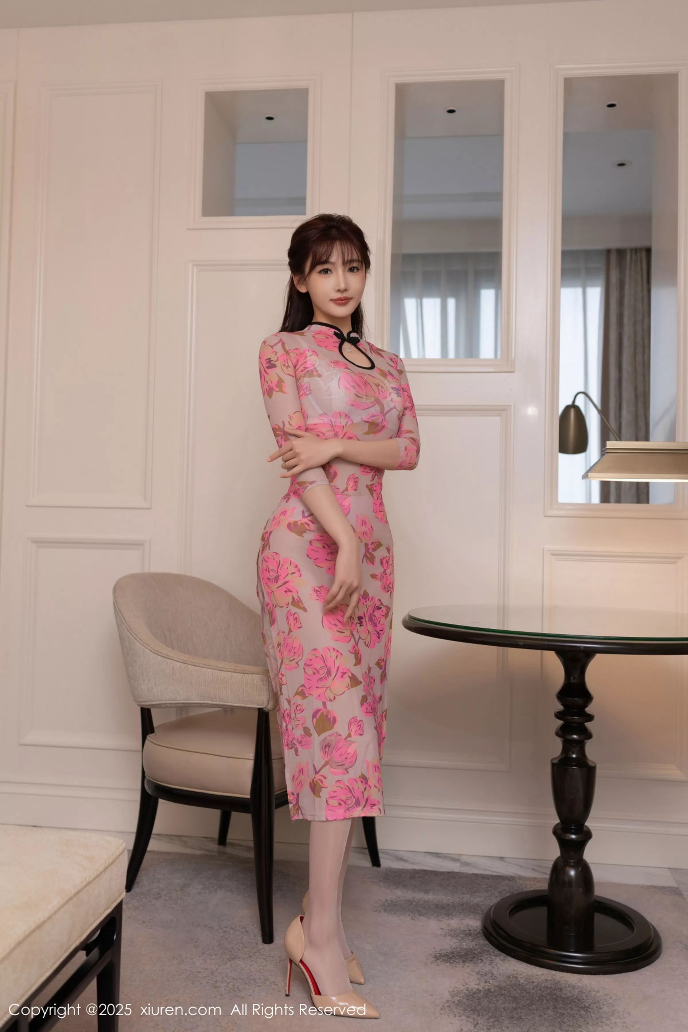 陆萱萱  [XiuRen]高清写真图 2025.04.24 No.10196 陆萱萱 粉色旗袍第1张图片