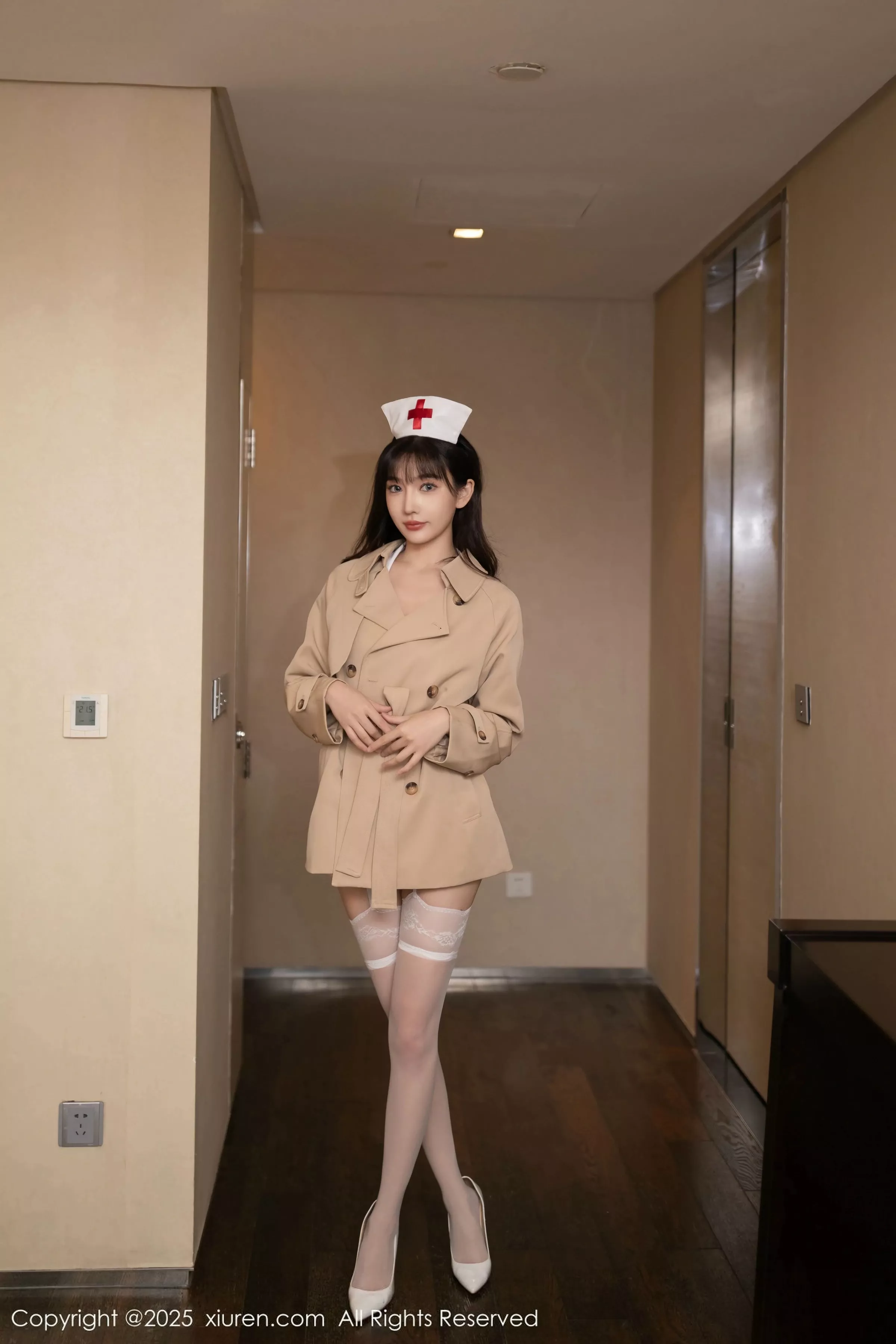 陆萱萱  [XiuRen]高清写真图 2025.05.08 No.10252 陆萱萱 白色丝袜第1张图片