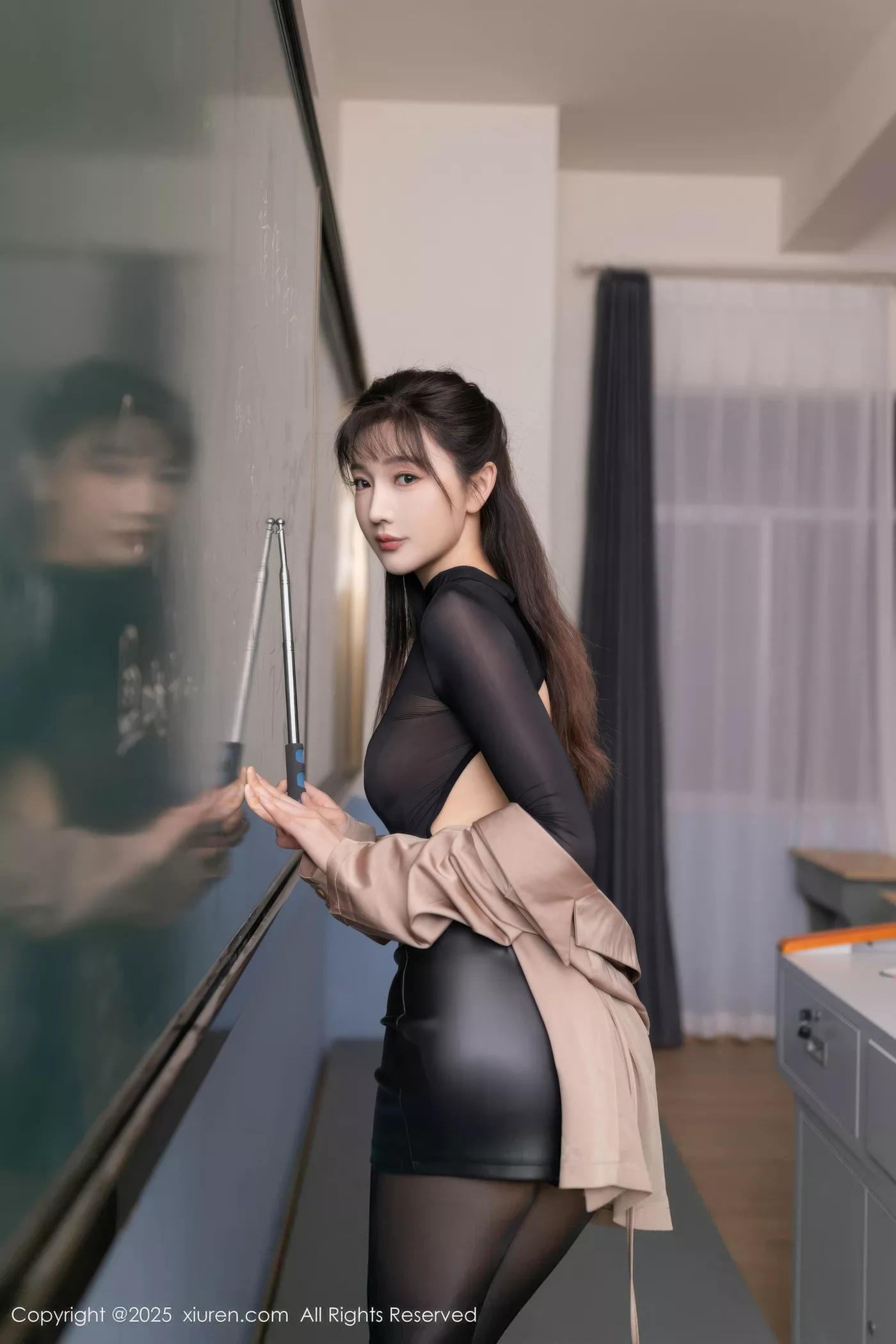 陆萱萱  [XiuRen]高清写真图 2025.07.17 No.10558 陆萱萱 黑色连体第20张图片