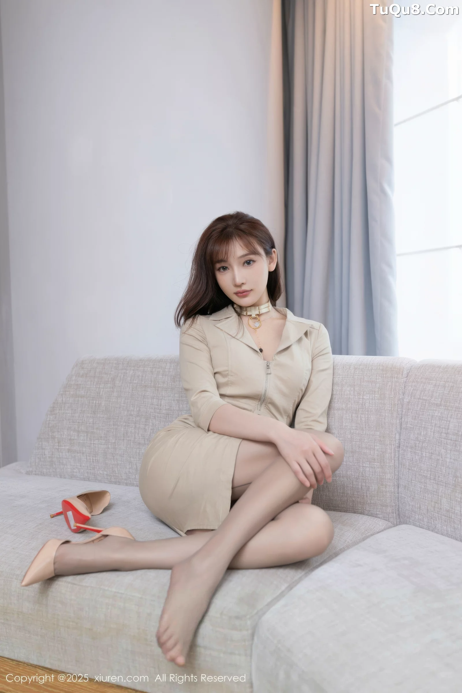 陆萱萱  [XiuRen]高清写真图 2025.08.21 No.10677 陆萱萱 性感秘书第5张图片