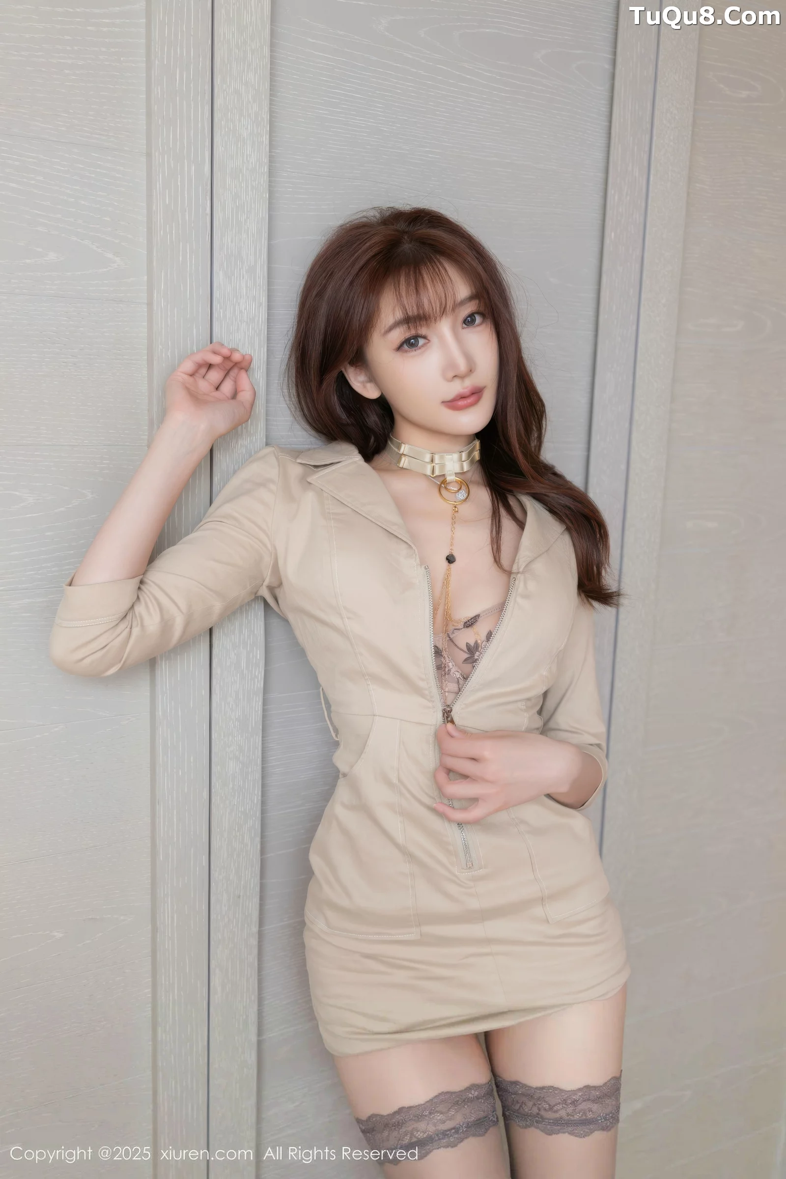 陆萱萱  [XiuRen]高清写真图 2025.08.21 No.10677 陆萱萱 性感秘书第10张图片