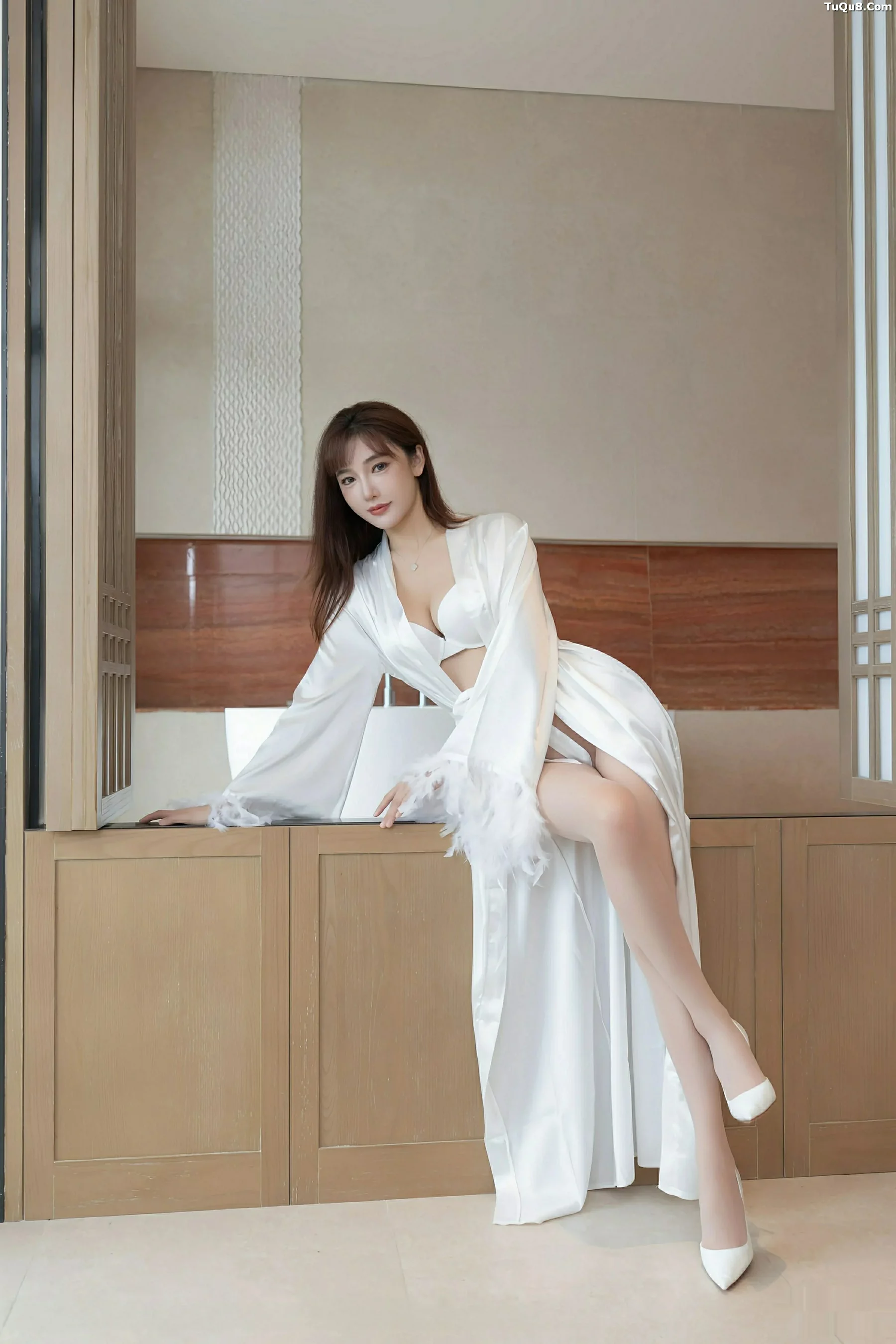 陆萱萱  [XiuRen]高清写真图 2025.09.25 No.10809 陆萱萱 白色睡袍第16张图片