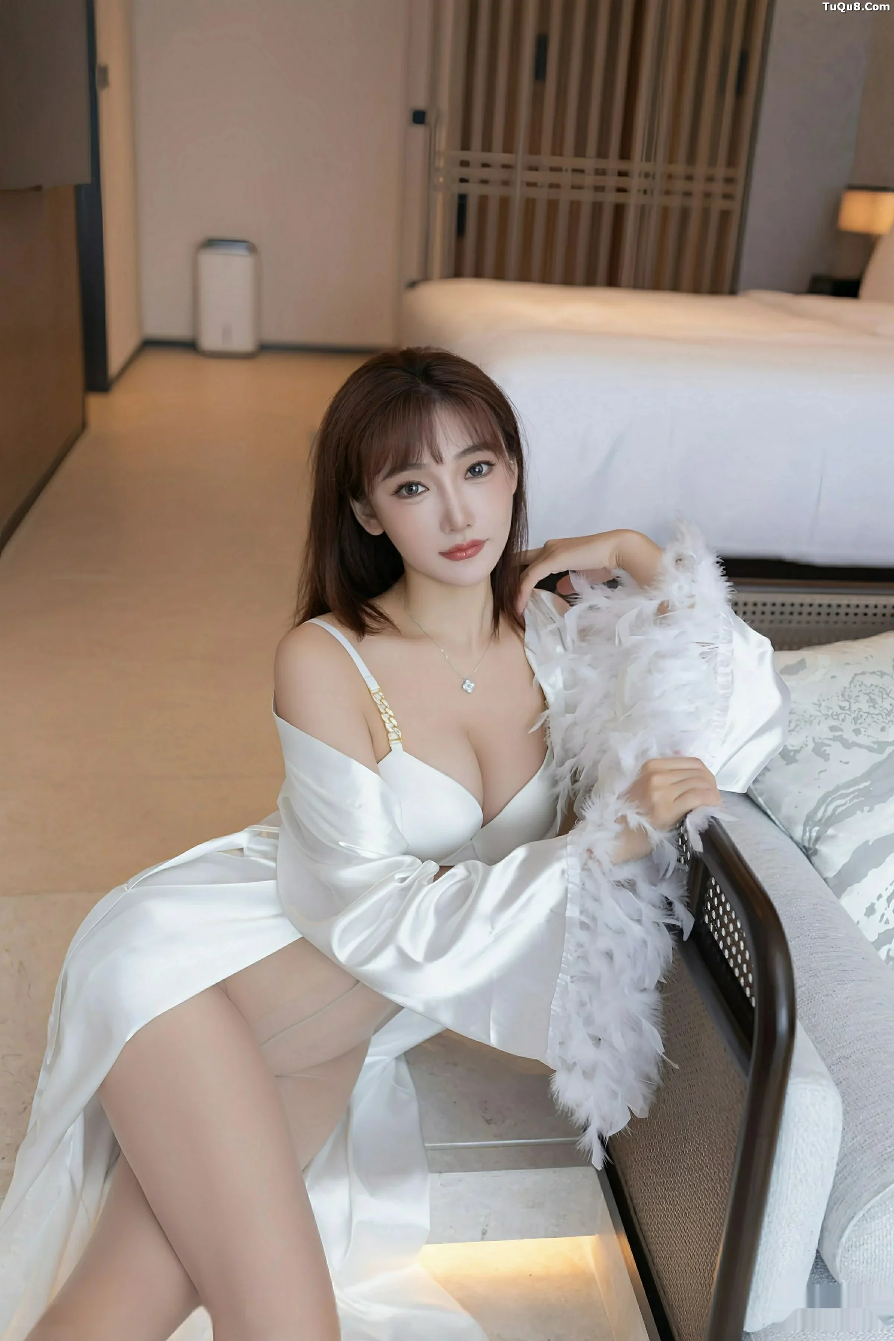 陆萱萱  [XiuRen]高清写真图 2025.09.25 No.10809 陆萱萱 白色睡袍第22张图片