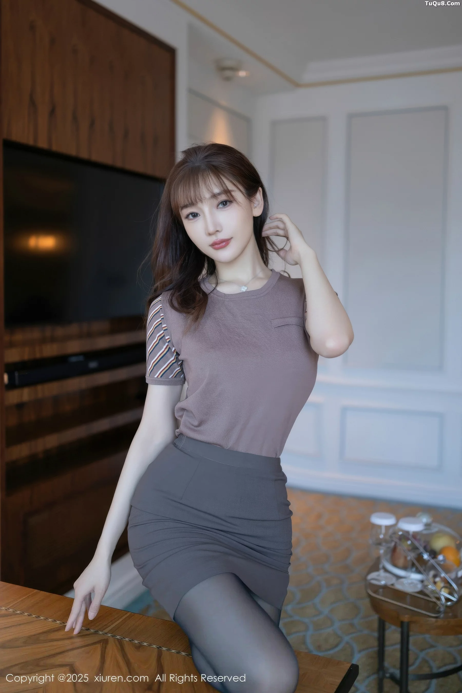 陆萱萱  [XiuRen]高清写真图 2025.10.10 No.10850 陆萱萱 性感OL第12张图片