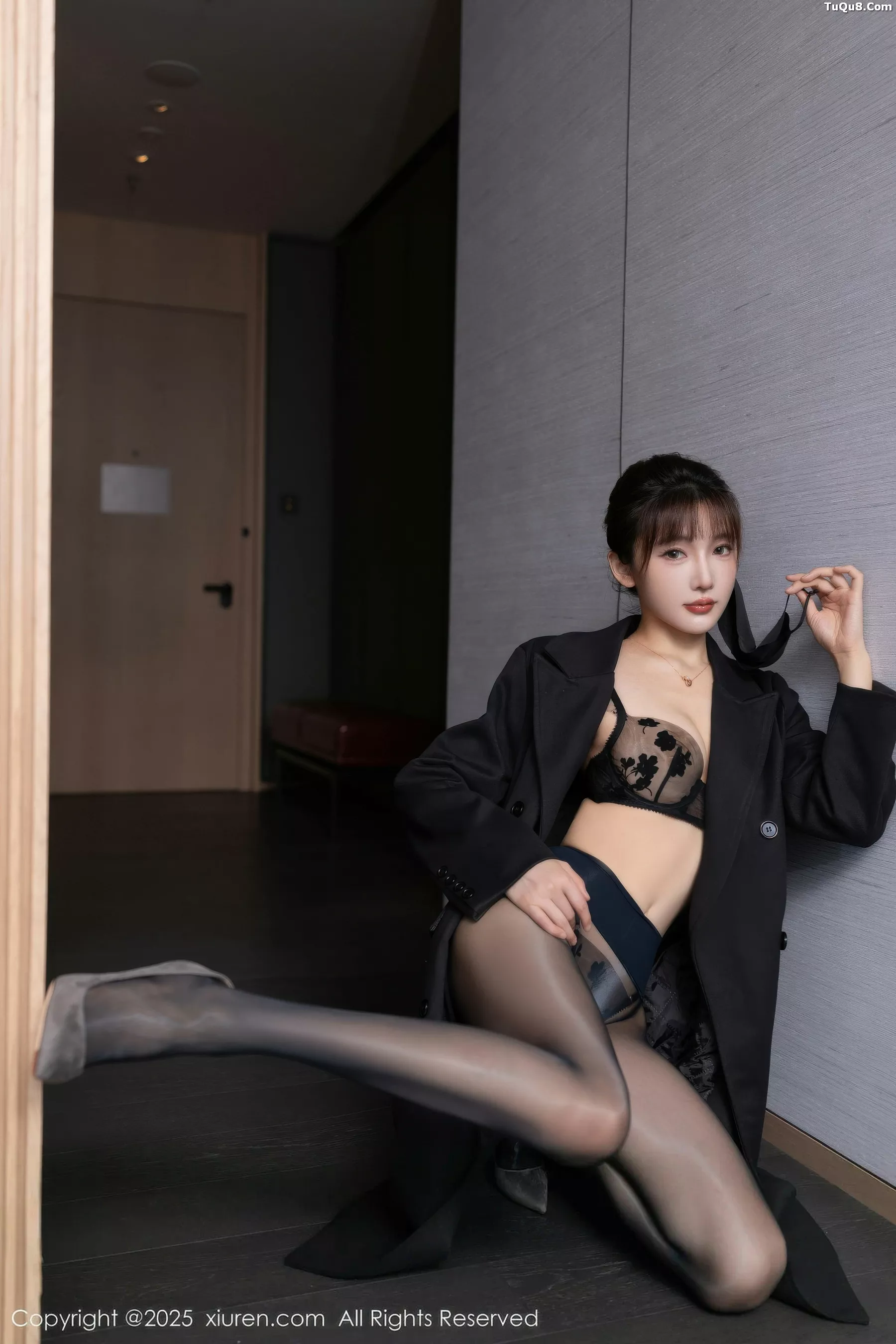 陆萱萱  [XiuRen]高清写真图 2025.10.16 No.10880 陆萱萱 西安旅拍第15张图片