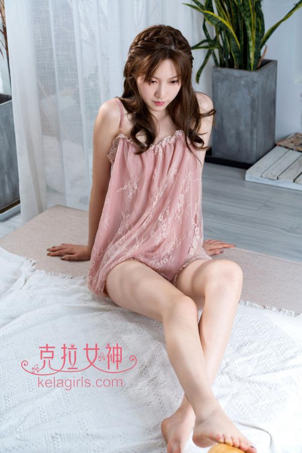 芊芊   KelaGirls克拉女神-芊芊-《粉桃女友》，柔美粉色蕾丝睡裙，清纯诱惑居家私房女神写真第22张图片