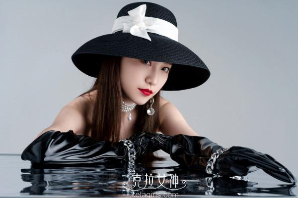芊芊   KelaGirls克拉女神-芊芊-《纯欲の臀》：冷艳暗黑风，演绎漆皮手套与珍珠的极致碰撞，高冷女神时尚私房写真第1张图片