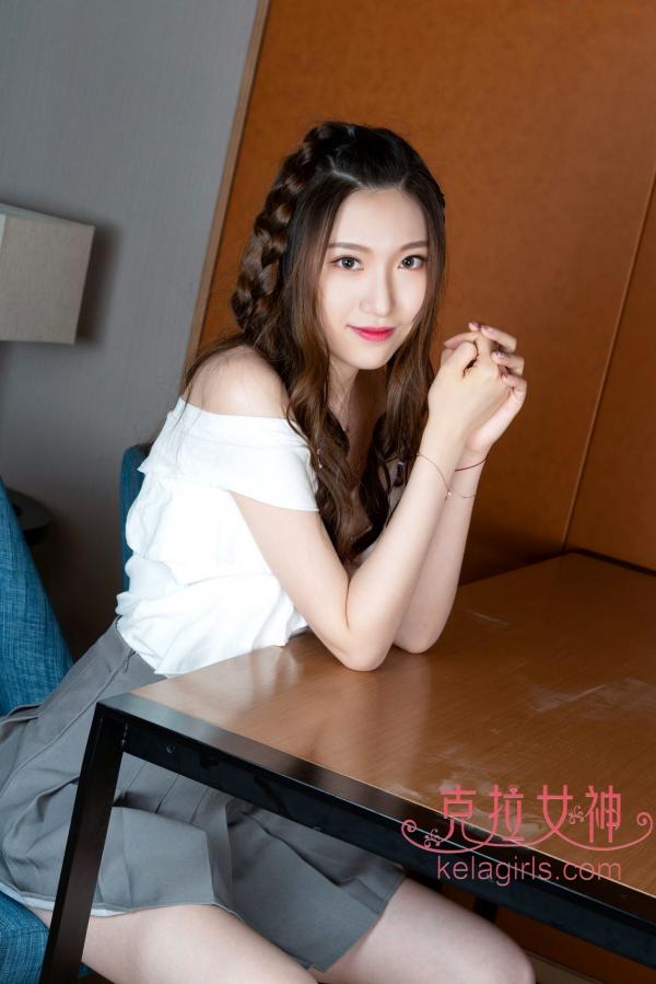 芊芊   KelaGirls克拉女神2019.10.04：芊芊《玉腿横陈》——青春校园风家居私房写真，性感短裙美腿诱惑第4张图片