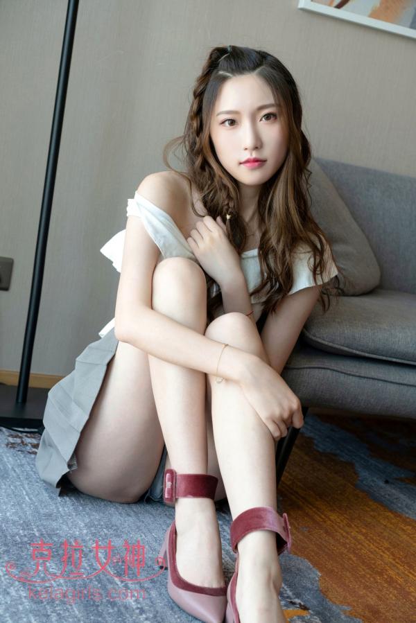 芊芊   KelaGirls克拉女神2019.10.04：芊芊《玉腿横陈》——青春校园风家居私房写真，性感短裙美腿诱惑第16张图片