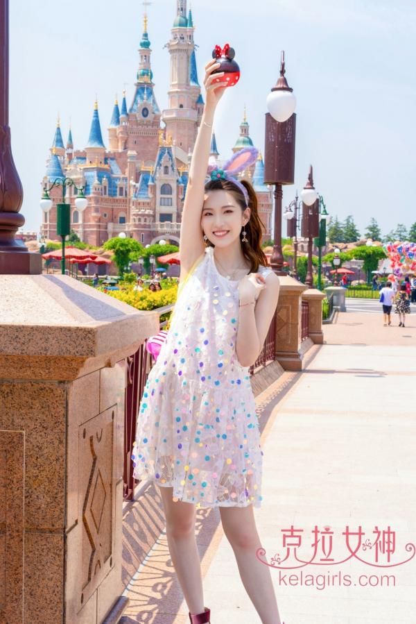 芊芊   KelaGirls克拉女神-芊芊-《梦幻迪士尼》清纯萌系元气少女户外旅拍第1张图片