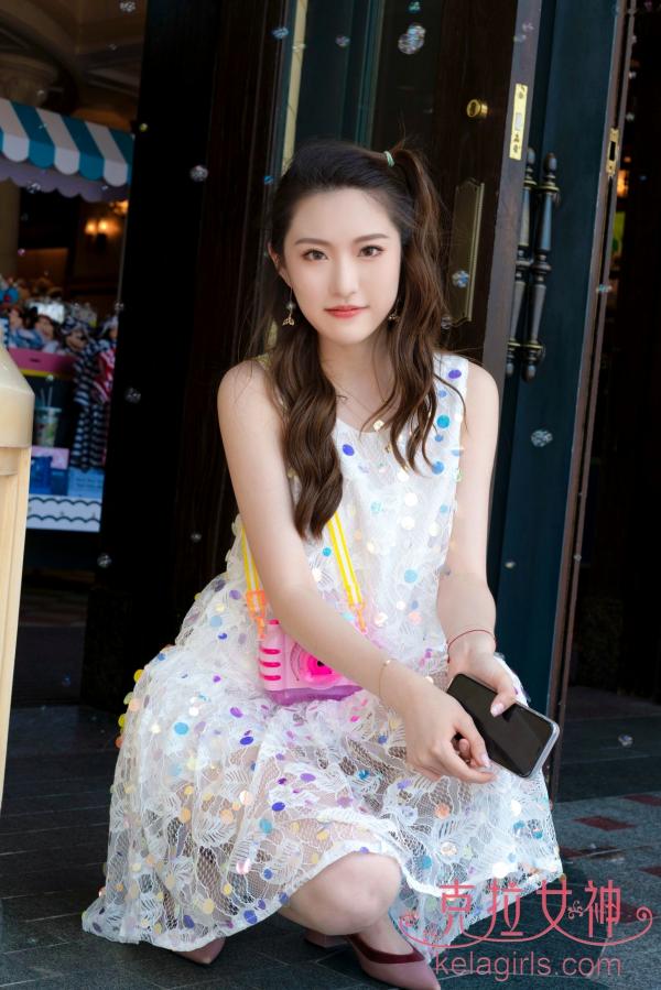 芊芊   KelaGirls克拉女神-芊芊-《梦幻迪士尼》清纯萌系元气少女户外旅拍第3张图片