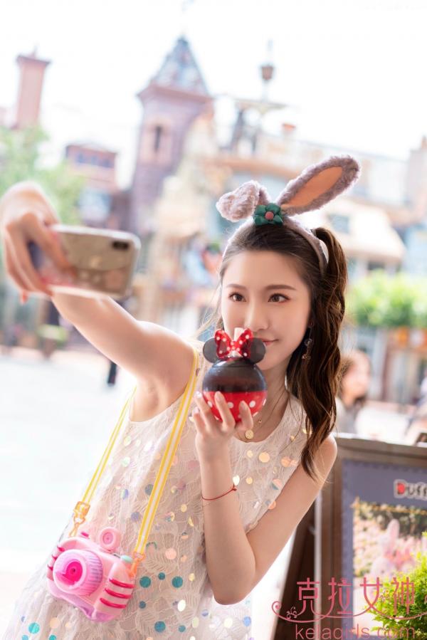 芊芊   KelaGirls克拉女神-芊芊-《梦幻迪士尼》清纯萌系元气少女户外旅拍第17张图片