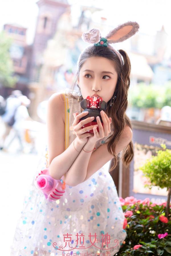 芊芊   KelaGirls克拉女神-芊芊-《梦幻迪士尼》清纯萌系元气少女户外旅拍第18张图片