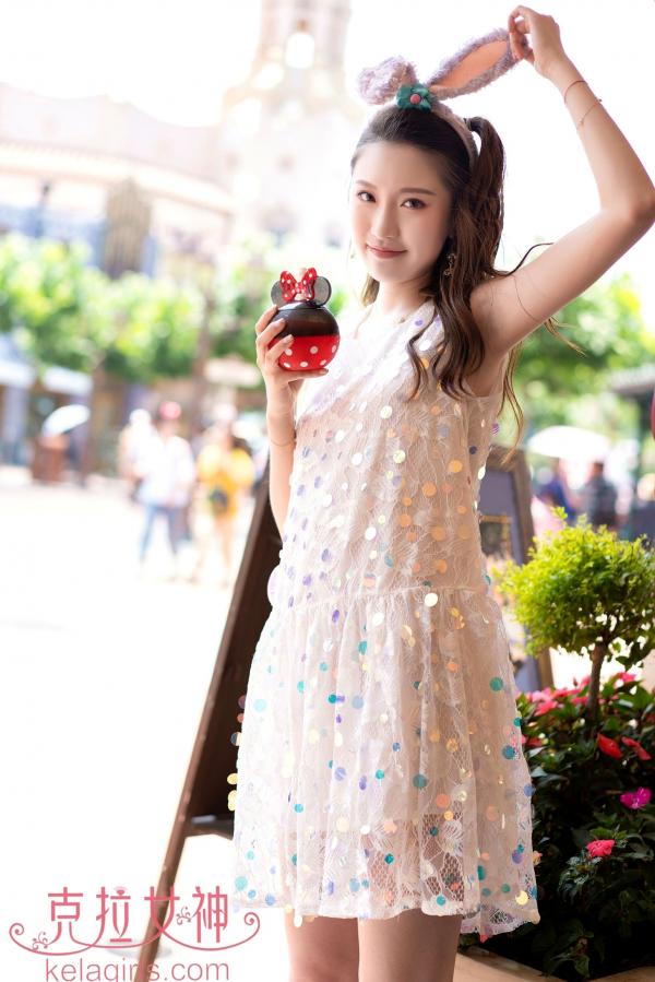 芊芊   KelaGirls克拉女神-芊芊-《梦幻迪士尼》清纯萌系元气少女户外旅拍第19张图片