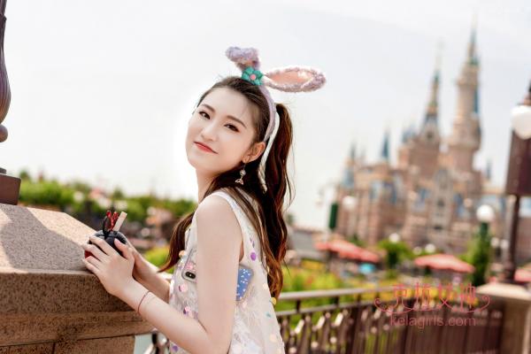 芊芊   KelaGirls克拉女神-芊芊-《梦幻迪士尼》清纯萌系元气少女户外旅拍第20张图片