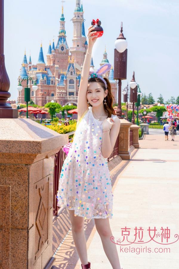 芊芊   KelaGirls克拉女神-芊芊-《梦幻迪士尼》清纯萌系元气少女户外旅拍第21张图片