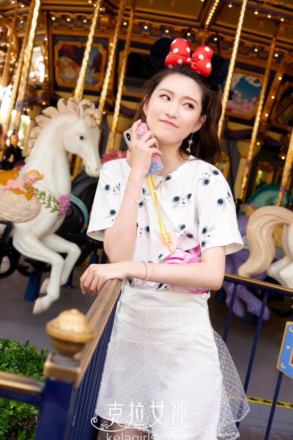 芊芊   KelaGirls克拉女神-芊芊-《梦幻迪士尼》清纯萌系元气少女户外旅拍第26张图片