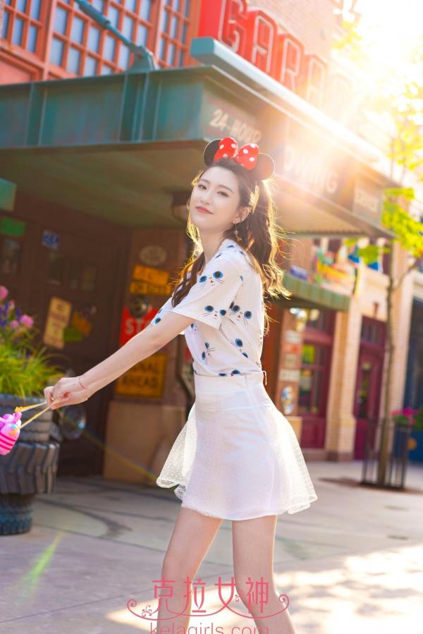 芊芊   KelaGirls克拉女神-芊芊-《梦幻迪士尼》清纯萌系元气少女户外旅拍第33张图片
