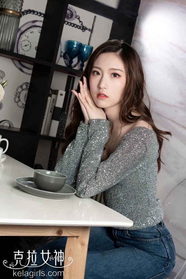 芊芊   KelaGirls克拉女神-芊芊-《银装小翘臀》私房写真，银色闪片上衣搭配简约底裤，冷艳性感尽显修长美腿第2张图片