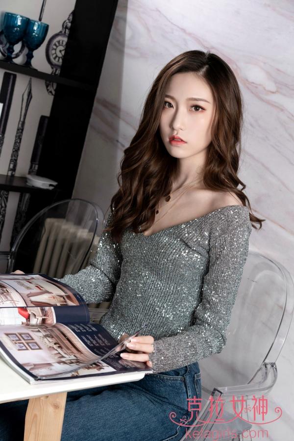 芊芊   KelaGirls克拉女神-芊芊-《银装小翘臀》私房写真，银色闪片上衣搭配简约底裤，冷艳性感尽显修长美腿第3张图片
