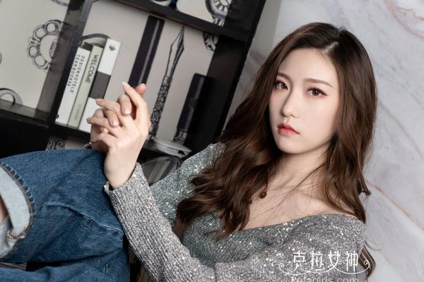 芊芊   KelaGirls克拉女神-芊芊-《银装小翘臀》私房写真，银色闪片上衣搭配简约底裤，冷艳性感尽显修长美腿第10张图片