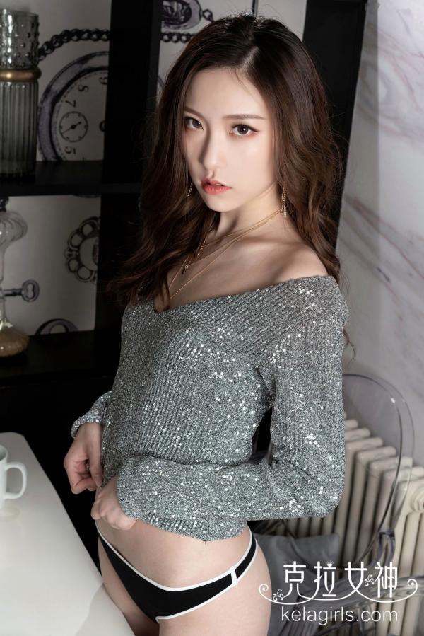 芊芊   KelaGirls克拉女神-芊芊-《银装小翘臀》私房写真，银色闪片上衣搭配简约底裤，冷艳性感尽显修长美腿第19张图片
