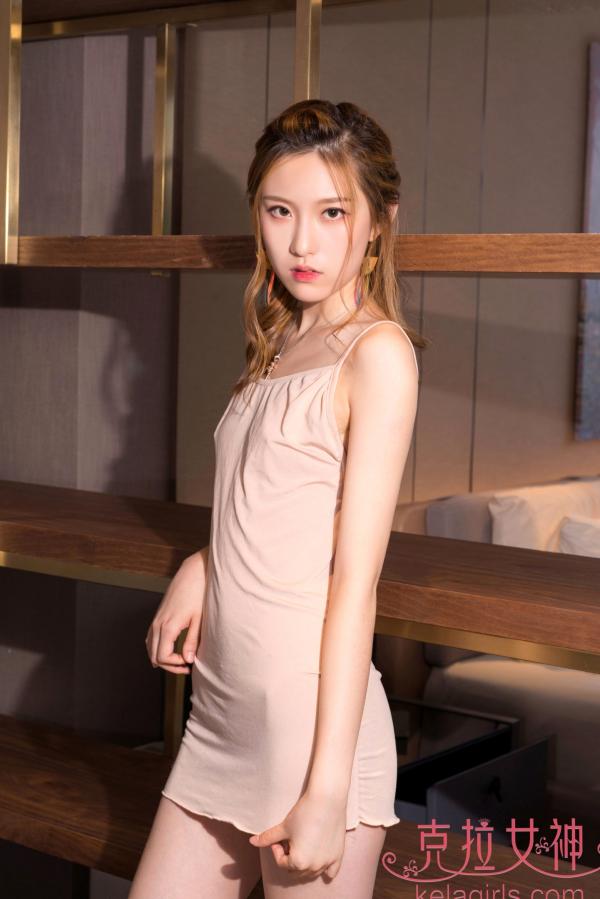 芊芊   KelaGirls克拉女神-芊芊《左家娇女》：清纯吊带裙私房写真，尽显冷艳白嫩肌肤与极致诱惑第9张图片