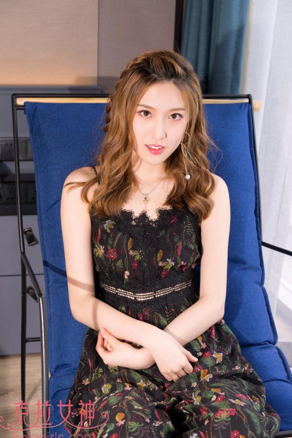 芊芊   KelaGirls克拉女神-芊芊《窈窕淑女》：邻家气质女神室内花裙写真，优雅甜美家居私房照第2张图片