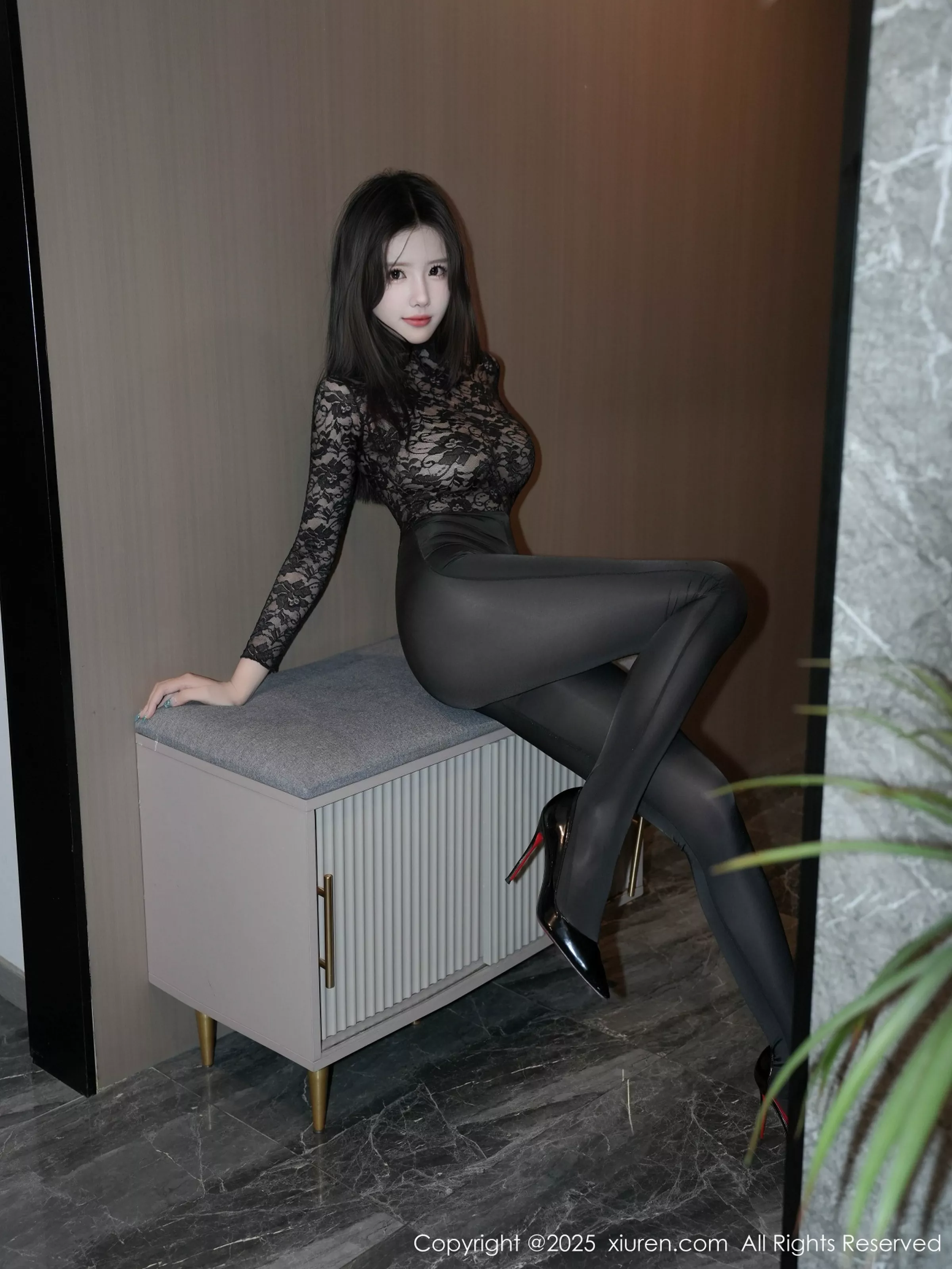 袁圆  [XiuRen]高清写真图 2025.04.18 No.10171 袁圆 黑色蕾丝第13张图片