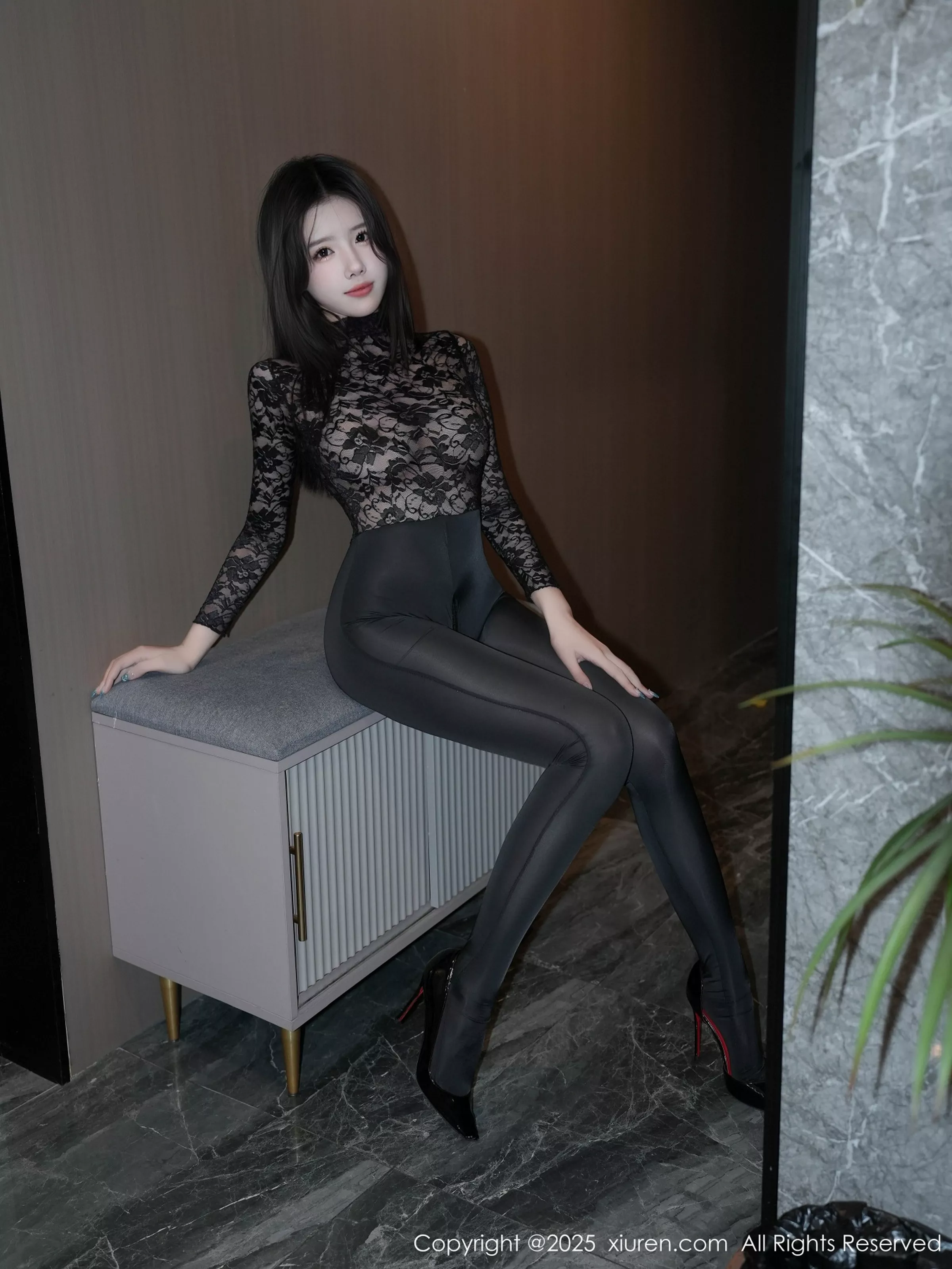 袁圆  [XiuRen]高清写真图 2025.04.18 No.10171 袁圆 黑色蕾丝第15张图片
