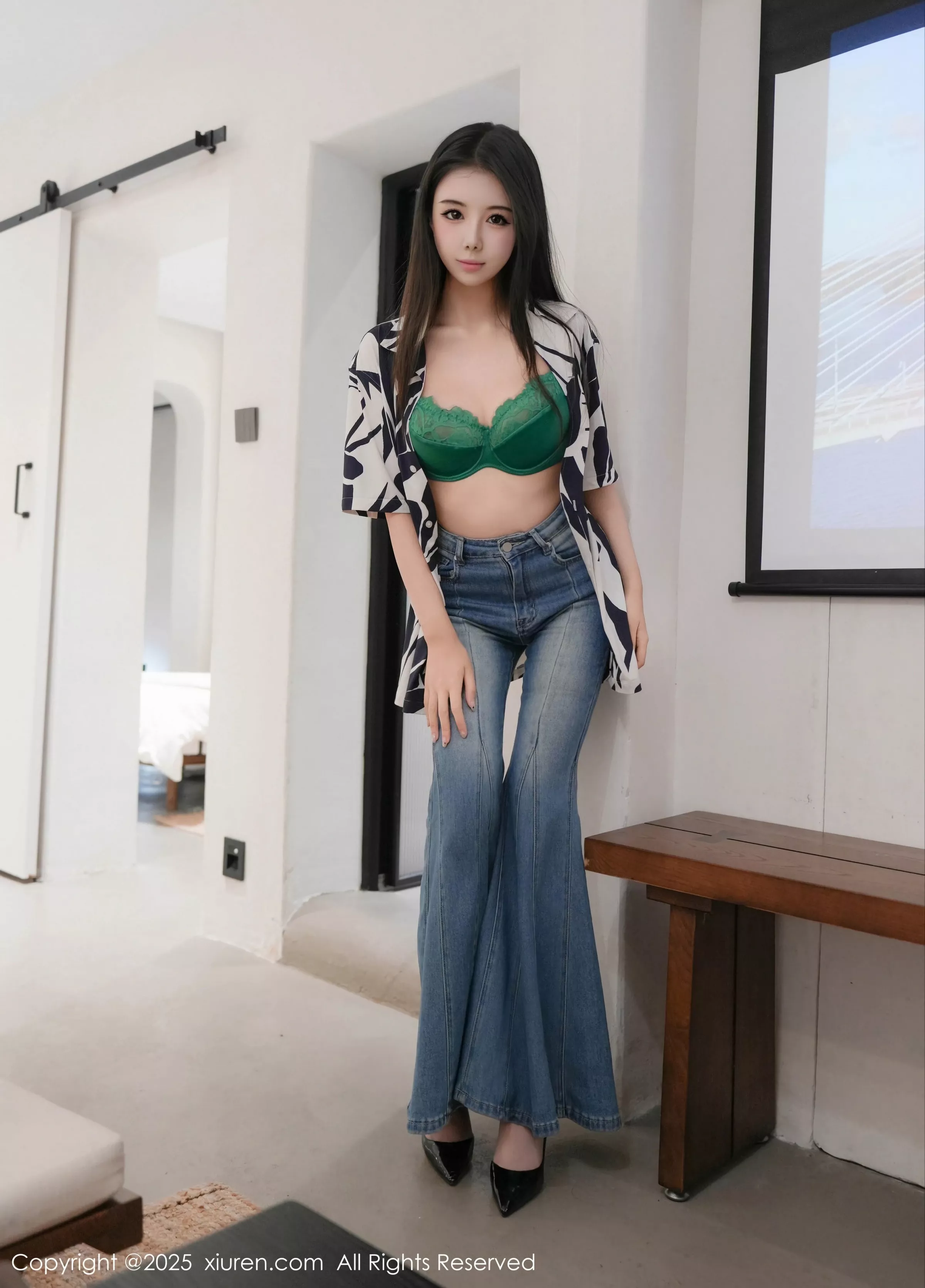 袁圆  [XiuRen]高清写真图 2025.05.09 No.10260 袁圆 性感灰丝第6张图片