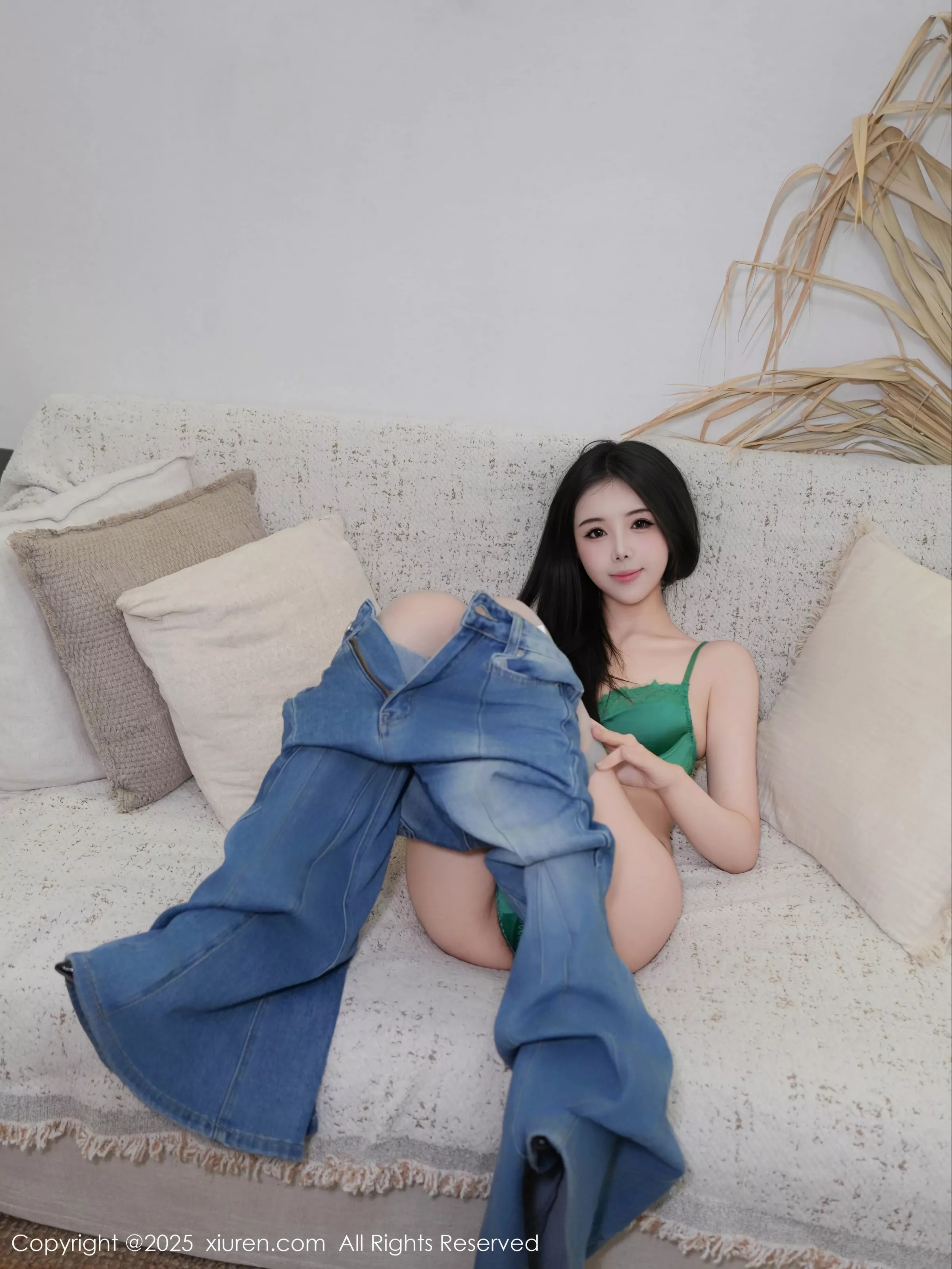 袁圆  [XiuRen]高清写真图 2025.05.09 No.10260 袁圆 性感灰丝第24张图片