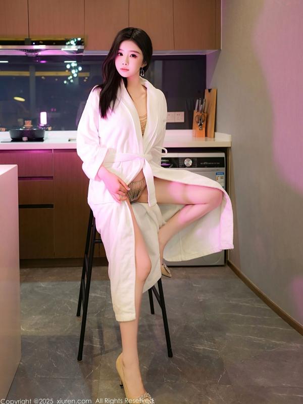 袁圆   秀人网-9741-袁圆-奢华金色珠链私房写真，诱惑居家氛围，极品美臀与冷艳气质，绝美视觉盛宴第12张图片