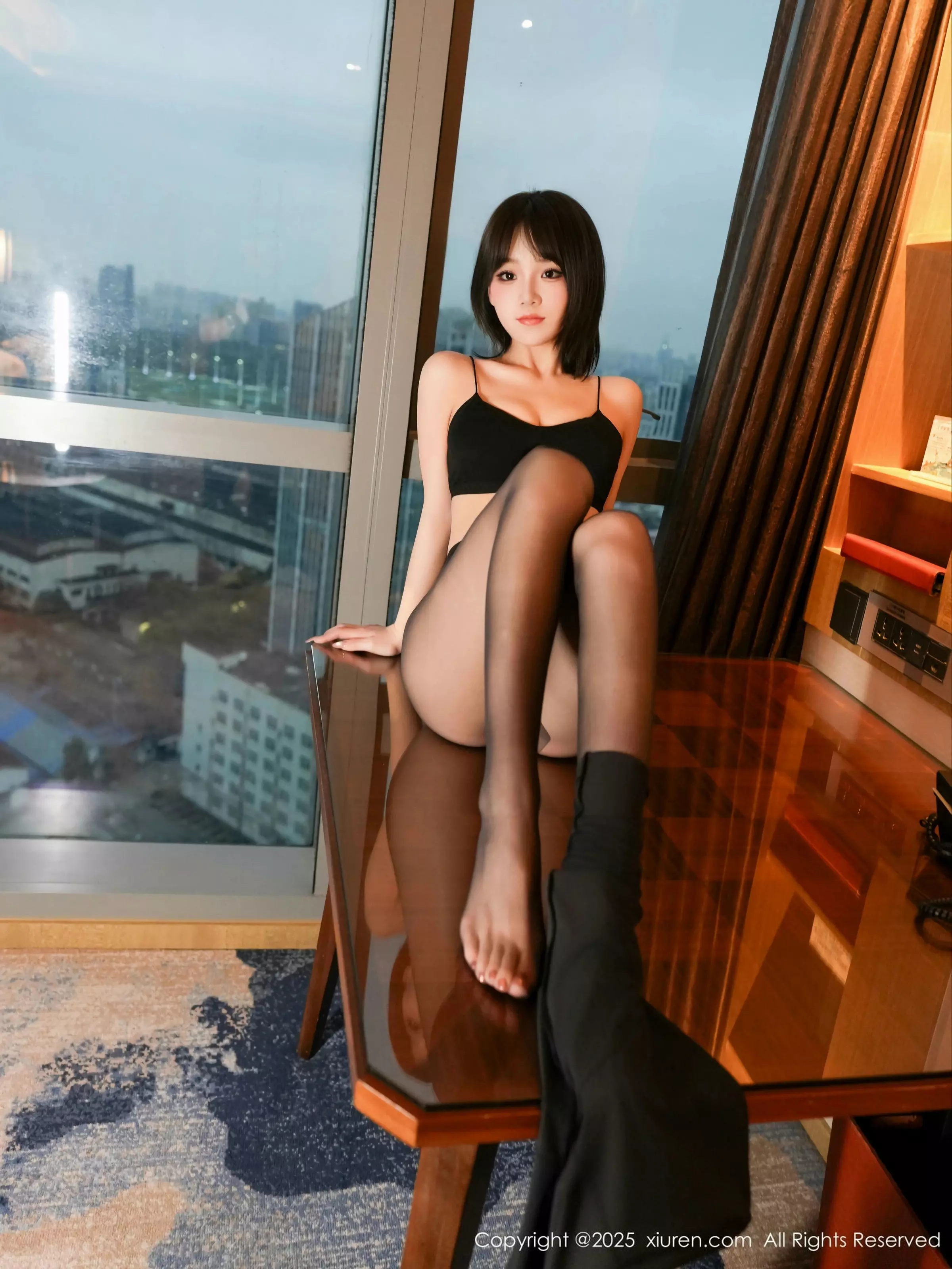 汁汁  [XiuRen]高清写真图 2025.03.27 No.10077 汁汁 黑色瑜伽服第23张图片